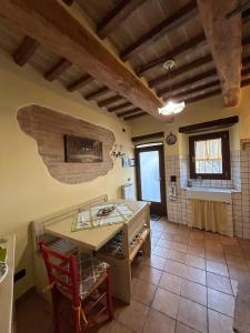 ペルージャにあるLa Casina nel Borgoのカウンターとテーブル付きのキッチンが備わります。