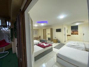 ein Schlafzimmer mit 2 Betten und ein Wohnzimmer in der Unterkunft Royal Pyramids Museum Guest House in Kairo