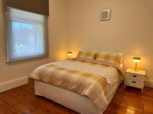 Un pat sau paturi într-o cameră la Cottage on Richmond Hill