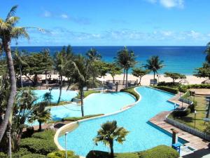 vista para a piscina no resort de praia em Chateau Beach Resort Kenting em Kenting