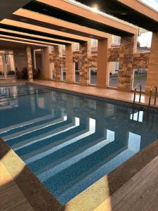 een zwembad met een trap in een gebouw bij Hotel Spa Casa Real in Riobamba