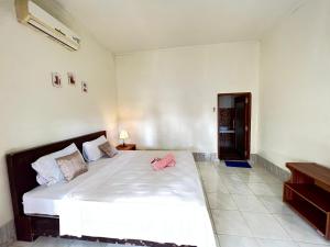 1 dormitorio con 1 cama blanca grande en una habitación en Bias Bungalows, en Gili Air