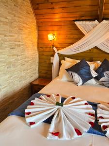 a bedroom with two beds with towels on them at Chalés do Gigante in Pardinho
