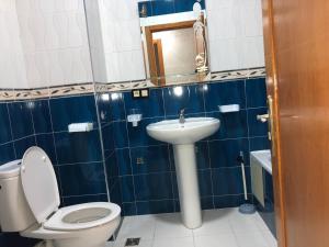 a bathroom with a toilet and a sink at Fantastique Appartement Nouveau meublé avec WIFI & NETFLIX à proximité du MARJANE M2 in Tangier