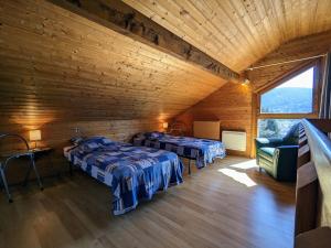ein Zimmer mit zwei Betten und einem Fenster in der Unterkunft Chalet familial avec cheminée à Gérardmer - FR-1-589-37 in Gérardmer