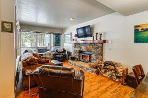 Χώρος καθιστικού στο Meadow Creek Golf Resort Condo Skiing and Lake Life