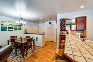 Η κουζίνα ή μικρή κουζίνα στο Meadow Creek Golf Resort Condo Skiing and Lake Life