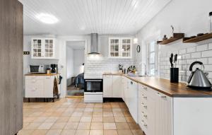 uma cozinha com armários brancos e uma bancada em Stunning Home In Grlev With Wifi em Gørlev