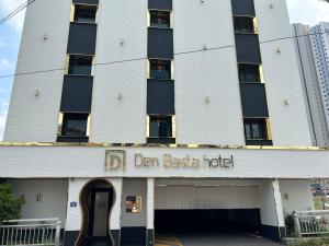 un edificio con un cartel que readsdan buck hotel en Den Basta hotel, en Yangsan