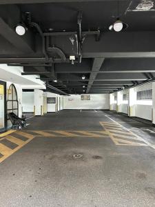 ein leerer Parkplatz in einer leeren Parkgarage in der Unterkunft Den Basta hotel in Yangsan