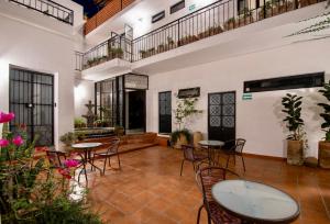 un patio con mesas y sillas en un edificio en Casa Irake en Guadalajara