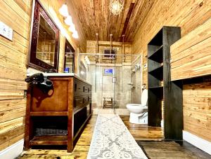 Fleur De Lis Mansion في نيو أورلينز: حمام به مرحاض وجدار خشبي