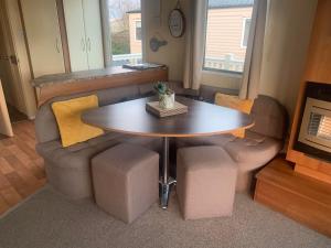 uma sala de jantar com uma mesa e cadeiras e um sofá em Shorni's Retreat em Great Driffield