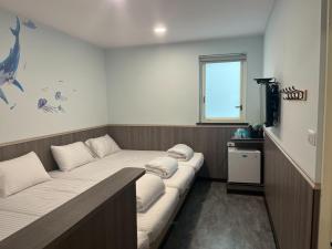 a room with two beds and a window at Ye Yuan Star Homestay in Xiaoliuqiu
