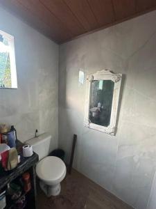 uma casa de banho branca com um WC e uma janela em Casa beiramar Provetá IlhaGrande em Angra dos Reis