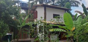 une petite maison au milieu d'une forêt dans l'établissement Boutique Beach Chalet, Luzimares, Serra Grande-BA, à Serra Grande