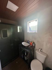 Casa beiramar Provetá IlhaGrande في انغرا دوس ريس: حمام مع مرحاض ومغسلة