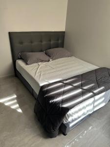 a bed in a room with a bed frame at Moderno apartamento primer piso in Dosquebradas