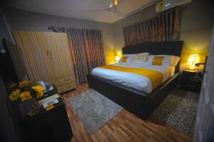 Ліжко або ліжка в номері Groove Haven Lodge- Kasoa