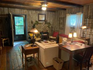 海波因特Mary's Place - Studio surrounded by nature but close to High Point的带沙发和桌子的客厅