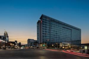 ein hohes Glasgebäude mit einer Straße davor in der Unterkunft Omaha Marriott Downtown at the Capitol District in Omaha