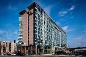 un grand bâtiment de bureau avec beaucoup de fenêtres dans l'établissement Omaha Marriott Downtown at the Capitol District, à Omaha