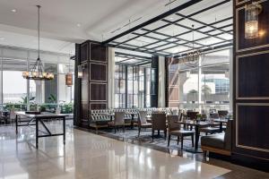 een eetkamer met tafels en stoelen en ramen bij Omaha Marriott Downtown at the Capitol District in Omaha
