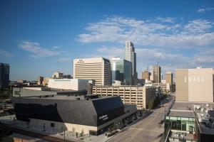 - une vue sur une ville avec de grands bâtiments dans l'établissement Omaha Marriott Downtown at the Capitol District, à Omaha