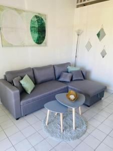 a living room with a couch and a table at Le Grey House in Saint-François