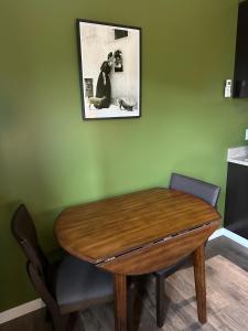 VioletSuitesPDX في بورتلاند: طاولة خشبية وكرسي في الغرفة