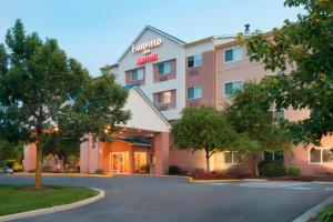 uma prestação de um hotel com estacionamento em Fairfield Inn Philadelphia Airport em Filadélfia