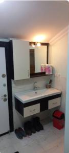 y baño con lavabo y espejo. en Celebi Home en Arnavutköy