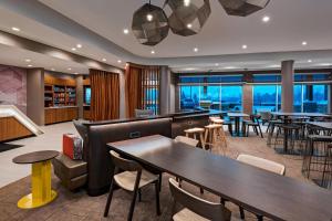 a restaurant with tables and chairs and a bar at SpringHill Suites by Marriott Denver West/Golden in Lakewood
