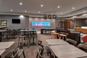 TV a/nebo společenská místnost v ubytování SpringHill Suites by Marriott Denver West/Golden