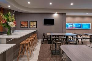 TV a/nebo společenská místnost v ubytování SpringHill Suites by Marriott Denver West/Golden