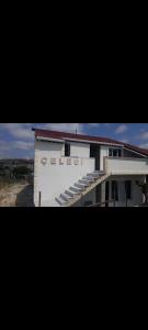 Celebi Home في Arnavutköy: مبنى ابيض امامه درج