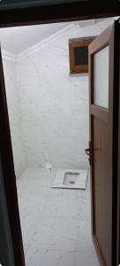 baño con suelo de baldosa blanca y aseo en Celebi Home en Arnavutköy