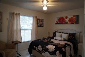 a bedroom with a bed and a window at House of Blues-3 Bedrooms+GameRoom in Orlando
