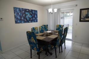uma sala de jantar com mesa e cadeiras em House of Blues-3 Bedrooms+GameRoom em Orlando