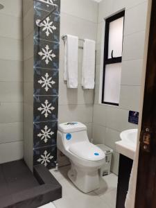 a bathroom with a toilet and a sink at 935 Lodge San José in San José