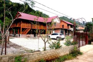 un camión blanco estacionado frente a una casa en Retreat Home Bản Dọi Mộc Châu en Mộc Châu