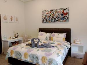 Un dormitorio con una cama con un cisne disecado. en Mama Nings Beach Hotel en Sekongkang