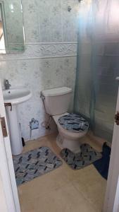 La salle de bains est pourvue de toilettes et d'un lavabo. dans l'établissement Bright and cozy place to relax., à La Romana