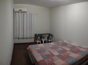 sypialnia z łóżkiem i stołem w obiekcie ACONCHEGO SANTOS w mieście Santos