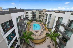 einen Apartmentkomplex mit einem Pool und Palmen in der Unterkunft Nautical 2 Bedroom in the of Heart Marina del Rey in Los Angeles