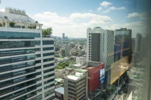 een uitzicht op de stad vanuit een gebouw bij Jiny's Cozy Room in Seoul