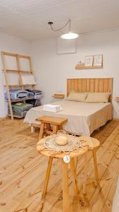een slaapkamer met een bed en een tafel en een tafel sidx sidx sidx bij Vieja Irupé in Concepción del Uruguay