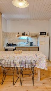 eine Küche mit einem Tisch und 2 Stühlen in einem Zimmer in der Unterkunft Vieja Irupé in Concepción del Uruguay