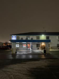 een benzinestation 's nachts met de lichten aan bij Dakota inn in Fargo