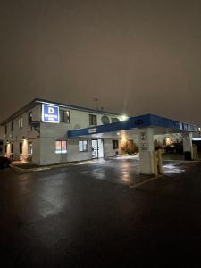 un bâtiment avec station-service la nuit dans l'établissement Dakota inn, à Fargo